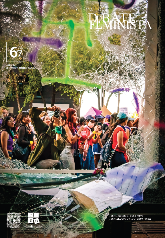 “El reflejo. Marcha del 8 de marzo de 2023” Autora: © Yolanda Andrade Yolanda Andrade se autodefine como fotógrafa de calle y dentro de los temas de su proyecto sobre la Ciudad de México se encuentran los movimientos sociales feministas y de las diversidades sexuales. Varias de sus tomas son imágenes icónicas de la fotografía mexicana que retratan los inicios del movimiento LGBTIQ+. A diferencia de su trabajo en blanco y negro, que tomaba a las personas con relación a la calle, en su trabajo a color, toma a la ciudad, a la calle, como protagonista de la fotografía, y a las personas como parte del paisaje urbano. En “El reflejo. Marcha del 8 de marzo de 2023”, Andrade sitúa a la espectadora en su posición de fotógrafa, quien, desde atrás del parabús roto por manifestantes que no aparecen en la toma, consigue captar la escena de la marcha del 8M de 2023, pero que bien podría ser de cualquier año, así como a otra fotógrafa que, al otro lado del parabús, retrata, de manera simultánea, la huella del cansancio de las manifestantes que año con año salen a las calles a exigir la reivindicación de los derechos de las mujeres en la sociedad y la erradicación de la violencia de género.